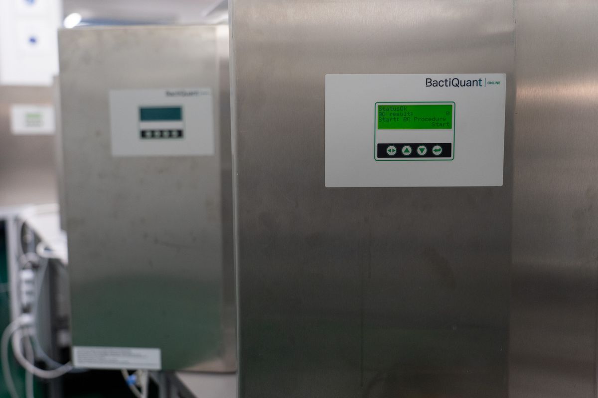 Delivery of four new on-line sampling robots for pharmaceutical customer in the U.S.